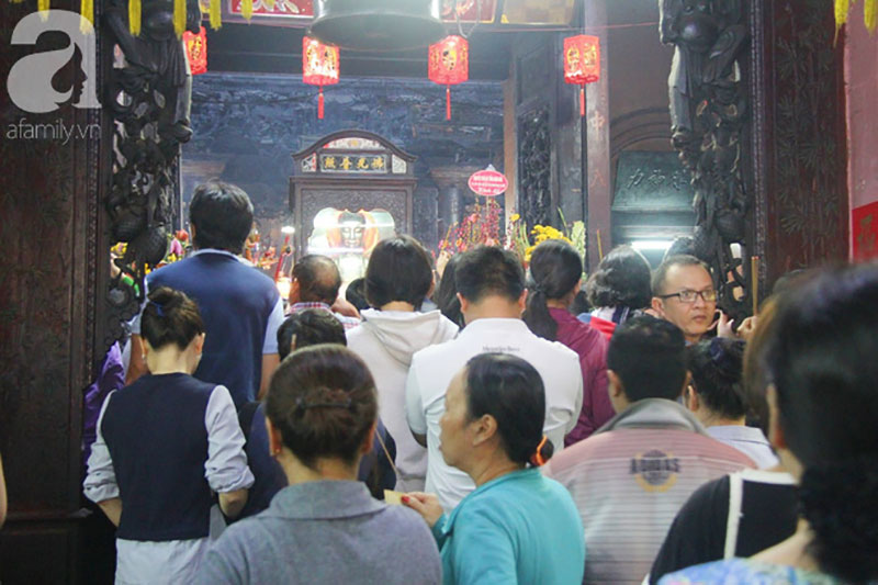 Đội nắng, hàng ngàn người đến chùa Ngọc Hoàng chen nhau khấn vái trong ngày cúng chư tiên